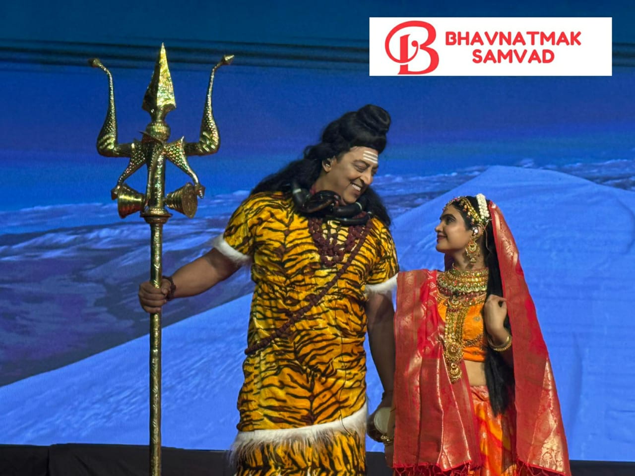 अयोध्या की रामलीला जो विश्व की सबसे बड़ी रामलीला है उसमे प्रसिद्धकलाकार बिंदु दारा सिंह अभिनेत्री सोनम तिवारी शिव पारवती की भूमिका में